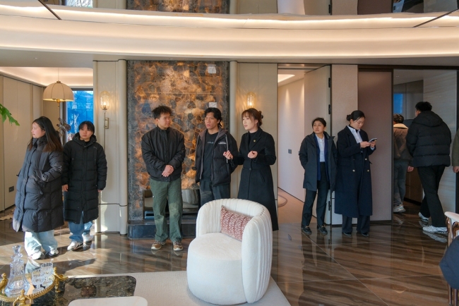 订单班学生参观项目样板间，与企业老师认真交流