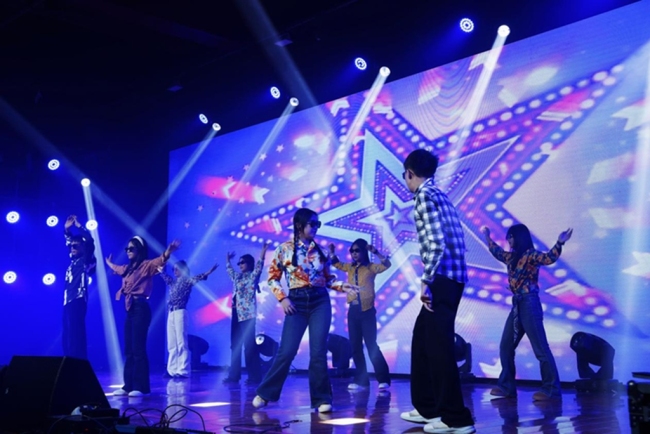 “同心筑梦·艺彩迎新”眉县中学元旦文艺晚会成功举办