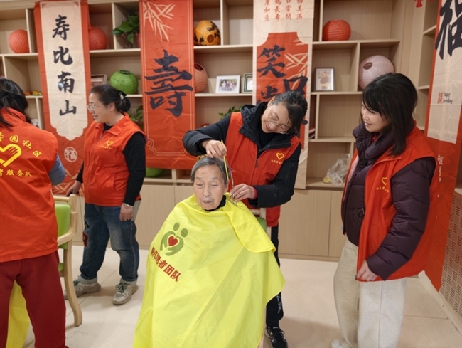 西安经开区元旦温情行动:银龄志愿团队走进养老院送暖意
