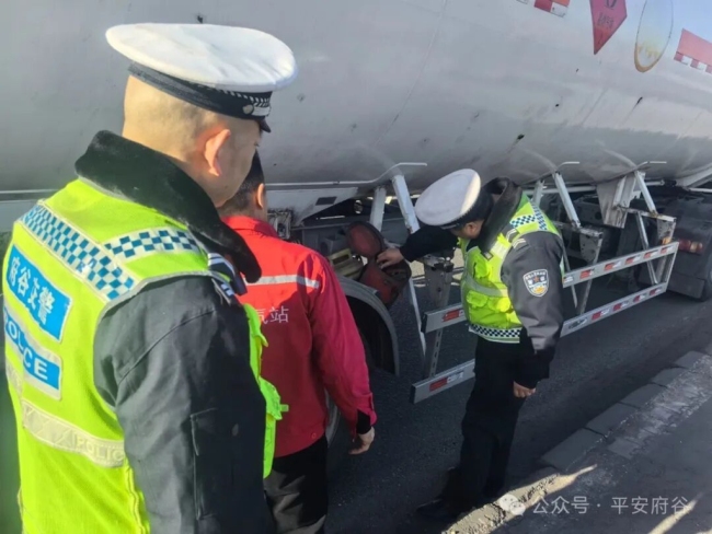 陕西府谷县公安交管大队：严查危化品运输车辆 筑牢交通安全防线