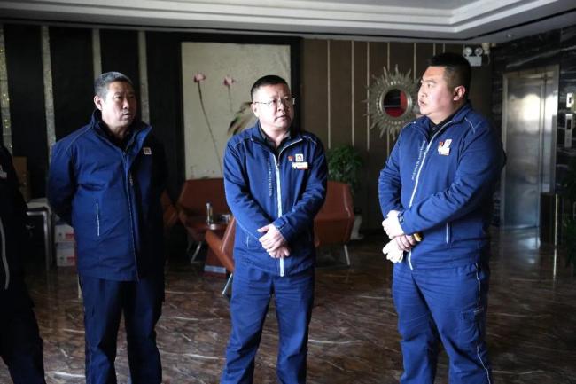 延安炼油厂副厂长张海涛、刘永宏深入入厂新工宿舍进行安全检查