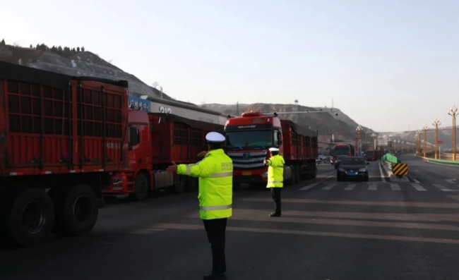 陕西府谷县公安局交管大队集中整治G338过境线城区段交通秩序