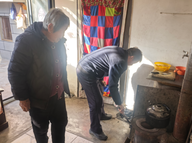 神木市马镇镇开展取暖安全“敲门行动” 保障群众安全过冬