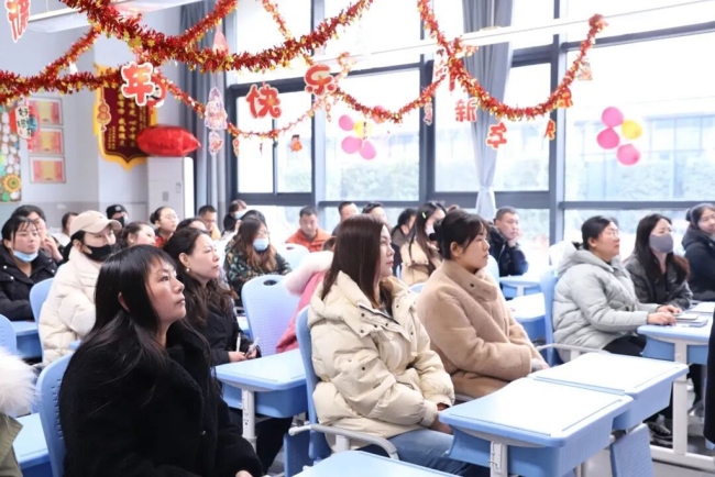 家校携手育未来 西安高新一中陆港小学举办家长会暨家校联谊活动