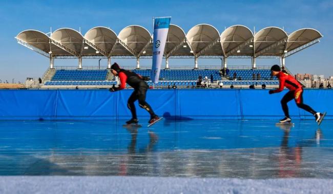 陕西省一冬会榆林赛区开赛 冰壶速滑点燃全民冰雪热情