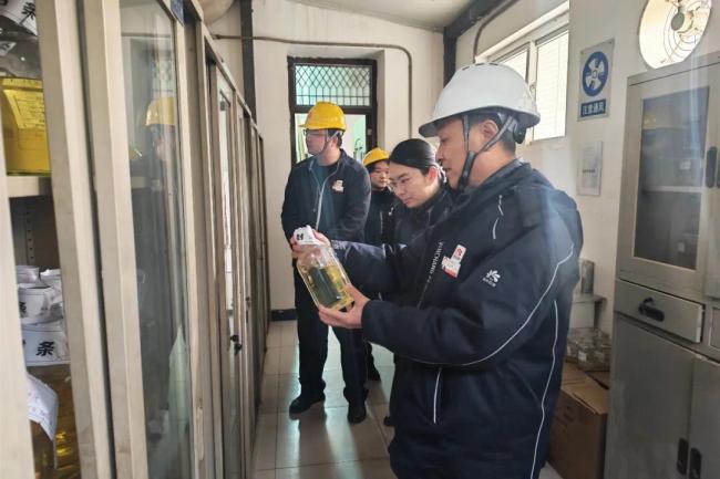 延长石油延安炼油厂副厂长刘永宏到化验中心开展节前安全生产检查