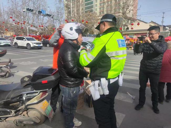 宝鸡眉县:警保联动送安全 暖心宣传护平安