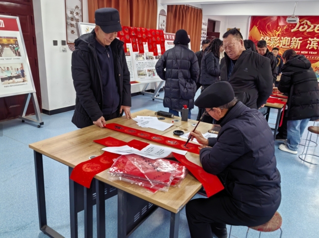 陕西神木市铧滨社区开展新春写春联活动