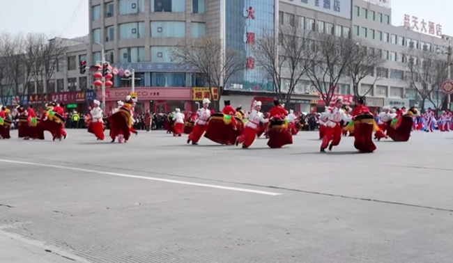 红绸舞古韵 非遗润童心 靖边县教体系统秧歌展演点亮新春