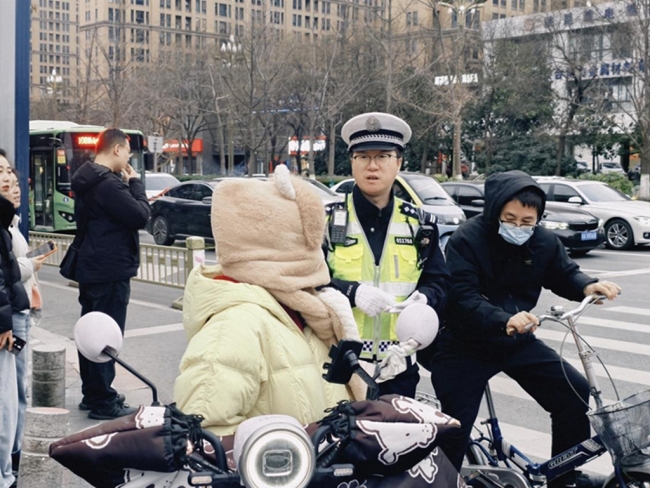 西安经开区：站好“护学岗” 畅通开学路