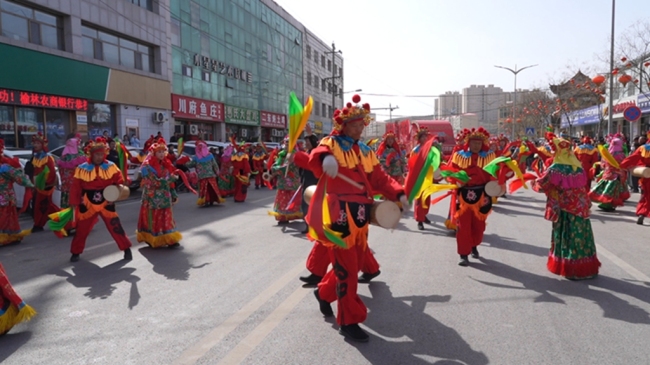 榆林市横山区响水镇李家楼村、响水镇便民服务中心张存有地村腰鼓队亮相城区秧歌汇演