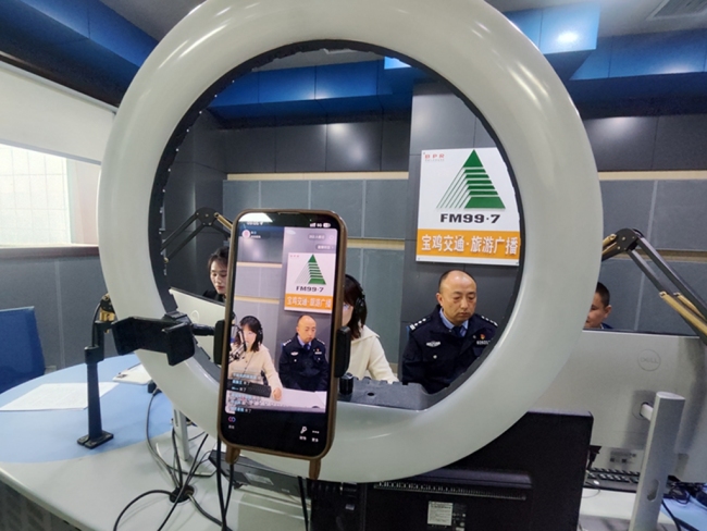 眉县多部门做客《畅通997—“五长”话交通》共筑交通安全防线