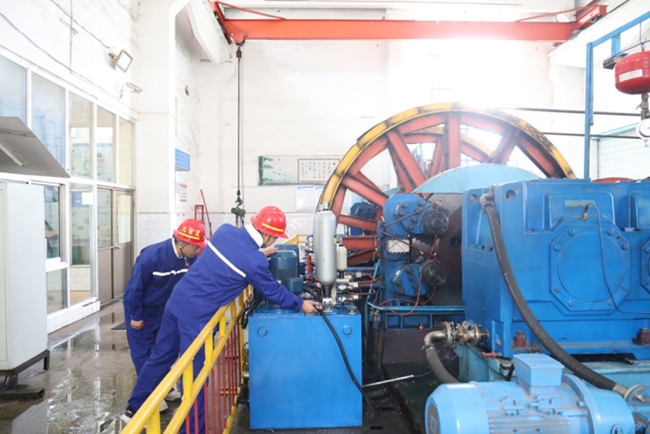 铜川矿业公司下石节煤矿：雷锋精神耀矿山 实干兴业建新功