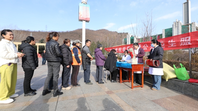 铜川矿业公司下石节煤矿：雷锋精神耀矿山 实干兴业建新功