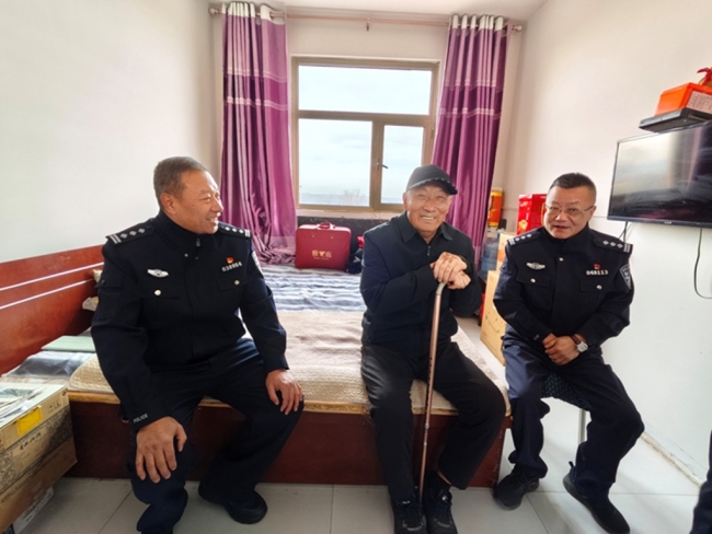 陕西府谷县公安局城郊派出所党员活动日开展敬老志愿服务