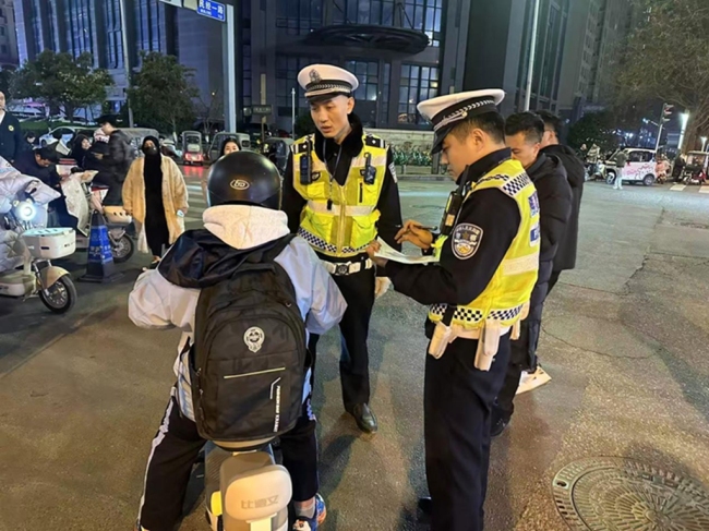源头治理+护学行动：西安经开交警打出交通安全“组合拳”