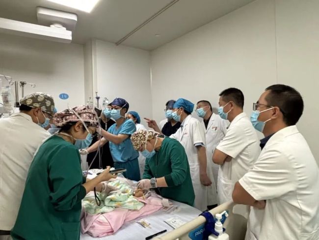 车轮下的生命奇迹：5岁男童遭碾压重伤 医护200余天接力守护重获新生