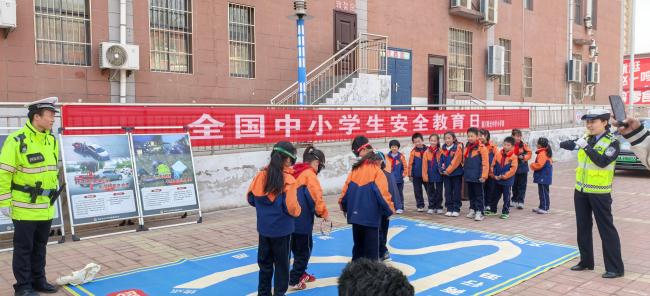 铜川交警：进校园“花式”教学 筑牢交通安全防线
