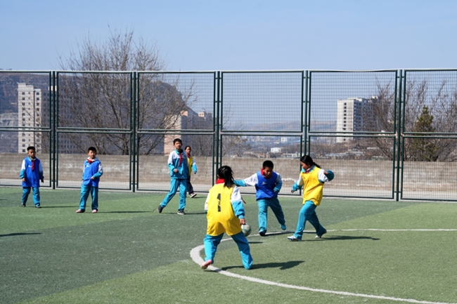 这里的孩子，学得欢