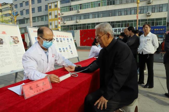 吴堡县举行第38个爱国卫生月启动仪式暨大型义诊活动