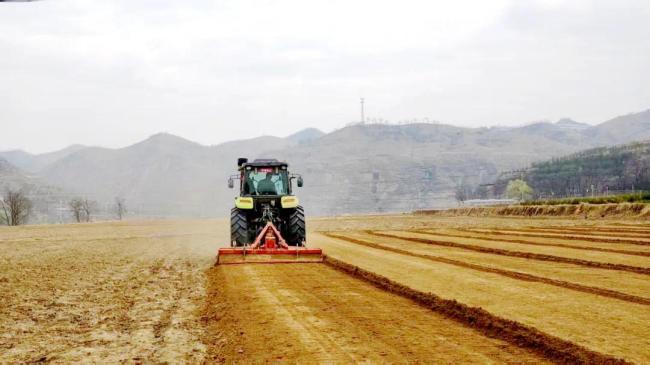 陕西绥德：春潮涌动备耕忙 春耕按下 “ 加速键 ”