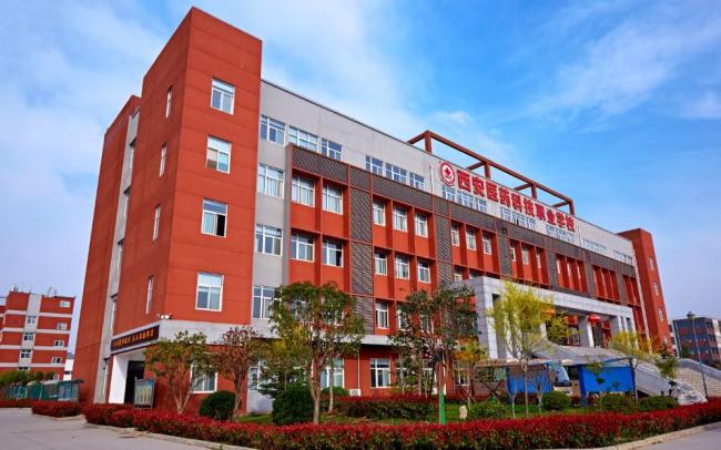 西安一职校学生被同学持刀捅伤，知情人称伤者已从ICU转至普通病房，教育局和警方回应