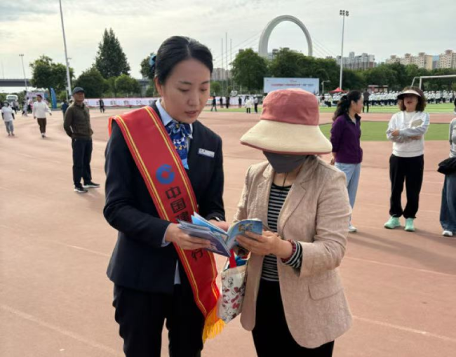联动聚力宣金融 筑牢防线护民生——建行宝鸡大庆路支行联合政府单位开展金融知识宣传活动