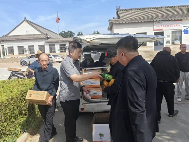 陕西横山:科技特派员下沉一线精准助农 田间地头涌动科技兴农活力