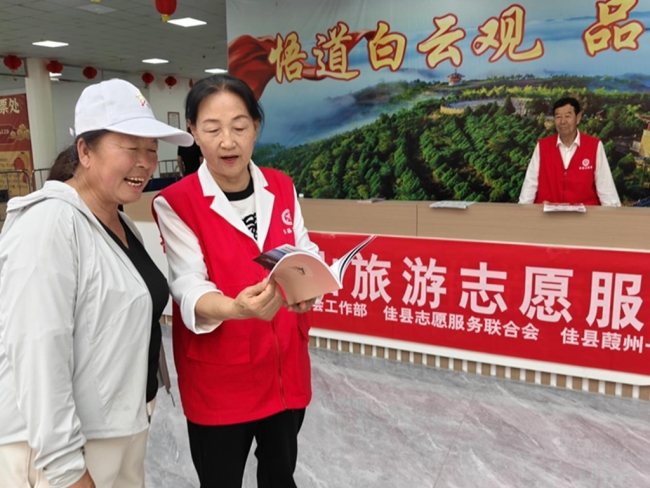 佳县白云山“四月八”旅游最靓丽的风景：“志愿红”