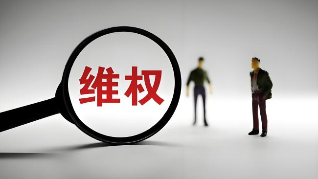 西安一网友在天猫超市购买两箱怡宝桶装水，收到后发现8瓶水疑“二次封装”，客服回应：已退款，正在核实原因