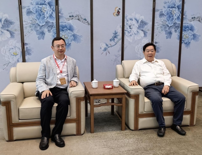 秦东魁与曹德旺交流慈善公益经验