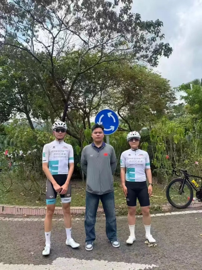 李雅泽（右一）与教练李文龙（中）