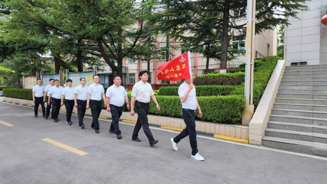 铜川矿业公司陈家山矿：文明润矿区 新风促发展