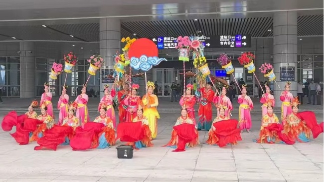 今天，500余名西十高铁首发团游客抵达湖北 “知音惠游”权益包同步上线 ，169元畅游170多家景区