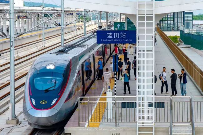 一轨通秦楚 文旅焕新篇！白鹿原影视城亮相西十高铁西安东站首发仪式现场