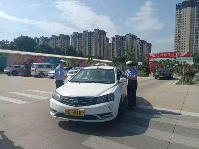 眉县交警开展“规范停车不占道 安全出行助振兴”主题宣传