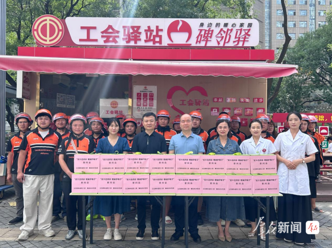 他们服务千家万户,谁来守护他们的健康?碑林区文艺路街道把义诊送到碑邻驿站点门口