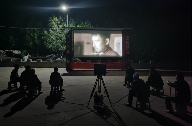 一束光，照亮乡村的夜晚