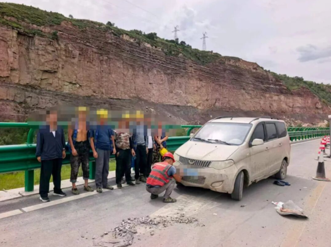 ​陕西府谷县孤山交管中队：超员脱保脱检 一面包车多项违法被罚