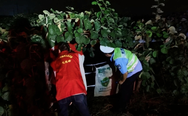 丰收写在果农脸上 警灯亮在农户心里