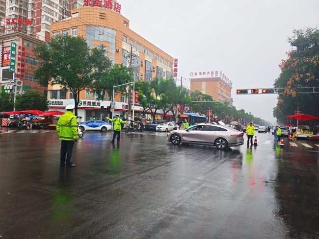 中秋我在岗，风雨护归途！眉县交警守护万家团圆路