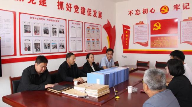 佳县法院党组书记王雪利赴刘国具镇贺家仓村走访慰问并调研驻村工作