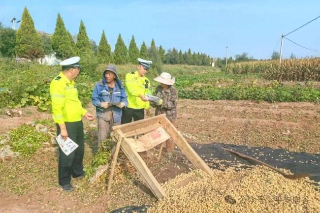 府谷公安交管大队:亮尾护安筑牢乡村交通安全防线