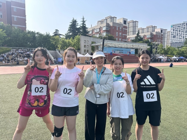 左静雯(左三)与学生合影