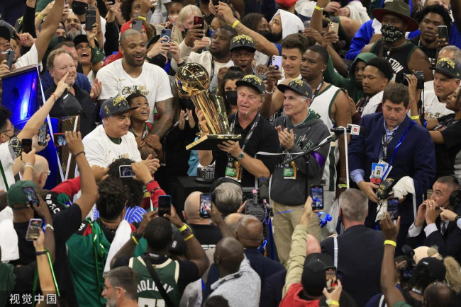 NBA总决赛颁奖仪式：雄鹿捧起总冠军奖杯