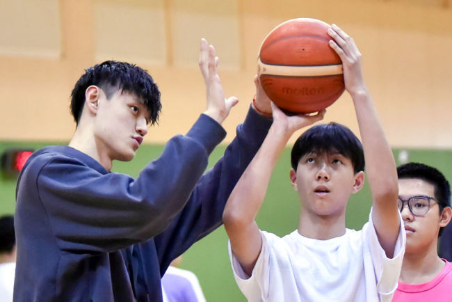 中国男篮与香港青少年举行交流活动
