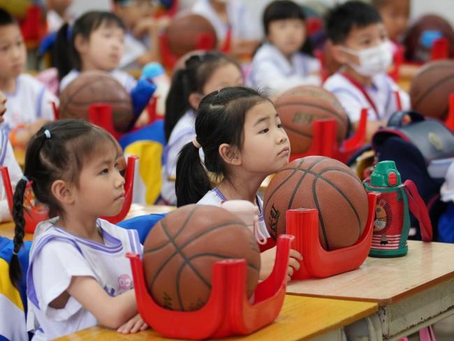 一所校园篮球特色学校的“心跳”