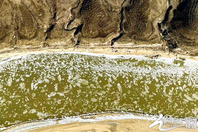 临汾：黄河永和乾坤湾段现大面积流凌