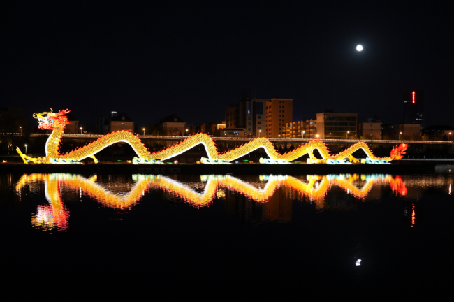 太原汾河景区“中华巨龙”闪亮迎客