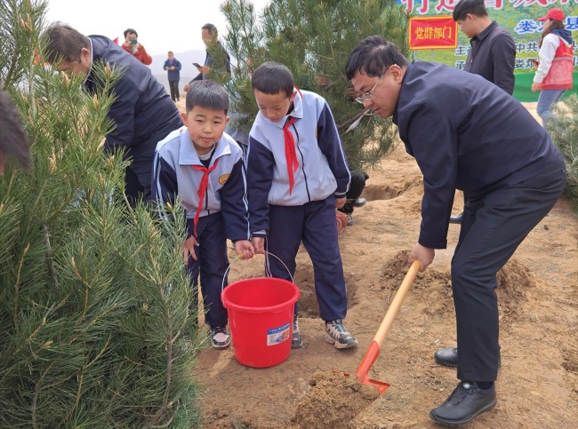 娄烦县委书记李树忠参加“打造省城后花园，建设美丽新娄烦”全民义务植树活动